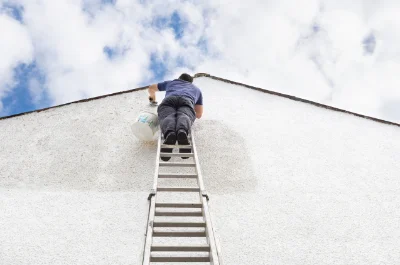 Peinture extérieure à Larnas — façades et ravalement